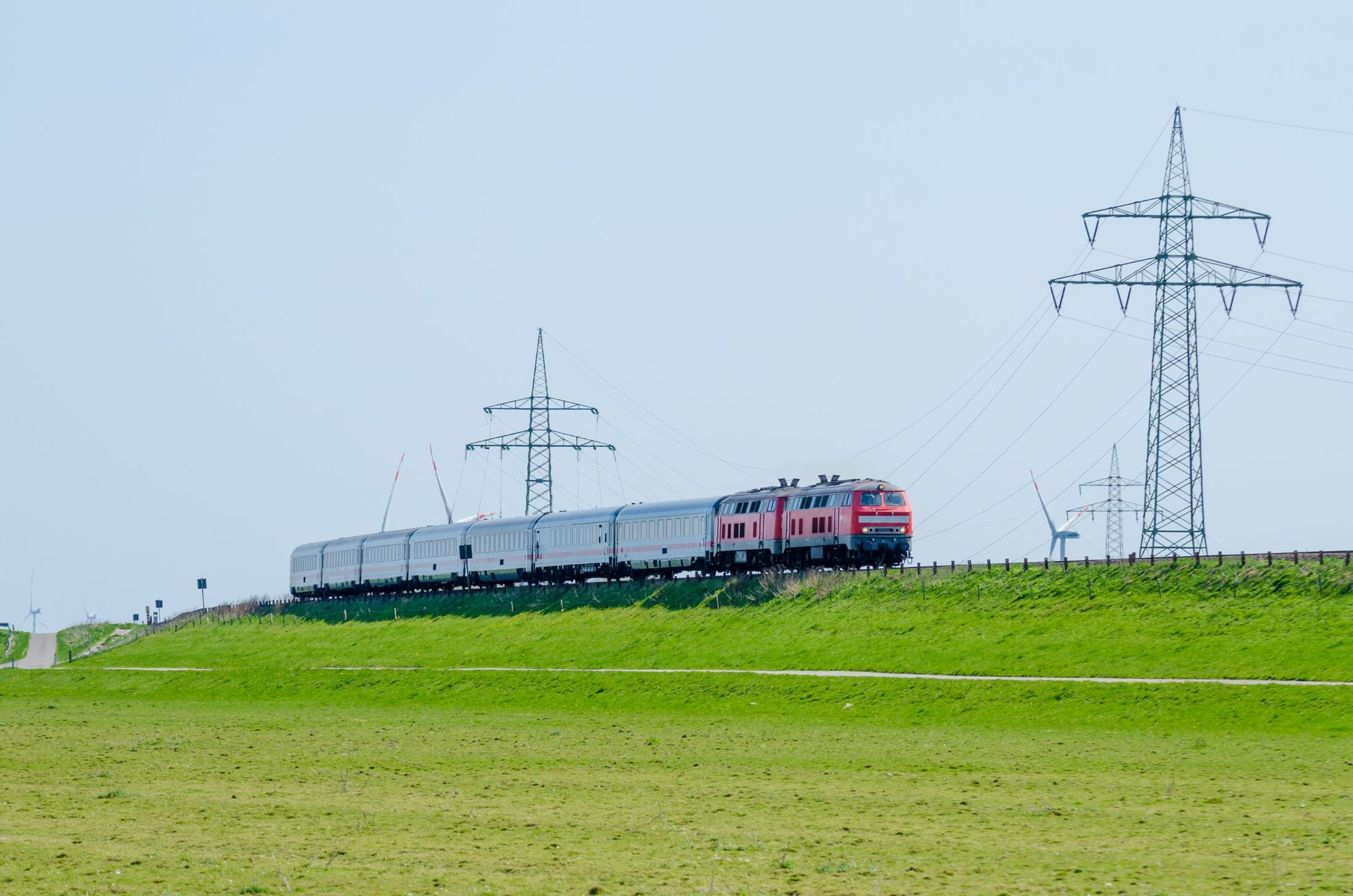 Regionalzug der Linie RE 6 auf der Bahnstrecke nach Sylt als Symbolbild für Zugausfälle und Ersatzverkehr zwischen Hamburg-Altona und Elmshorn.