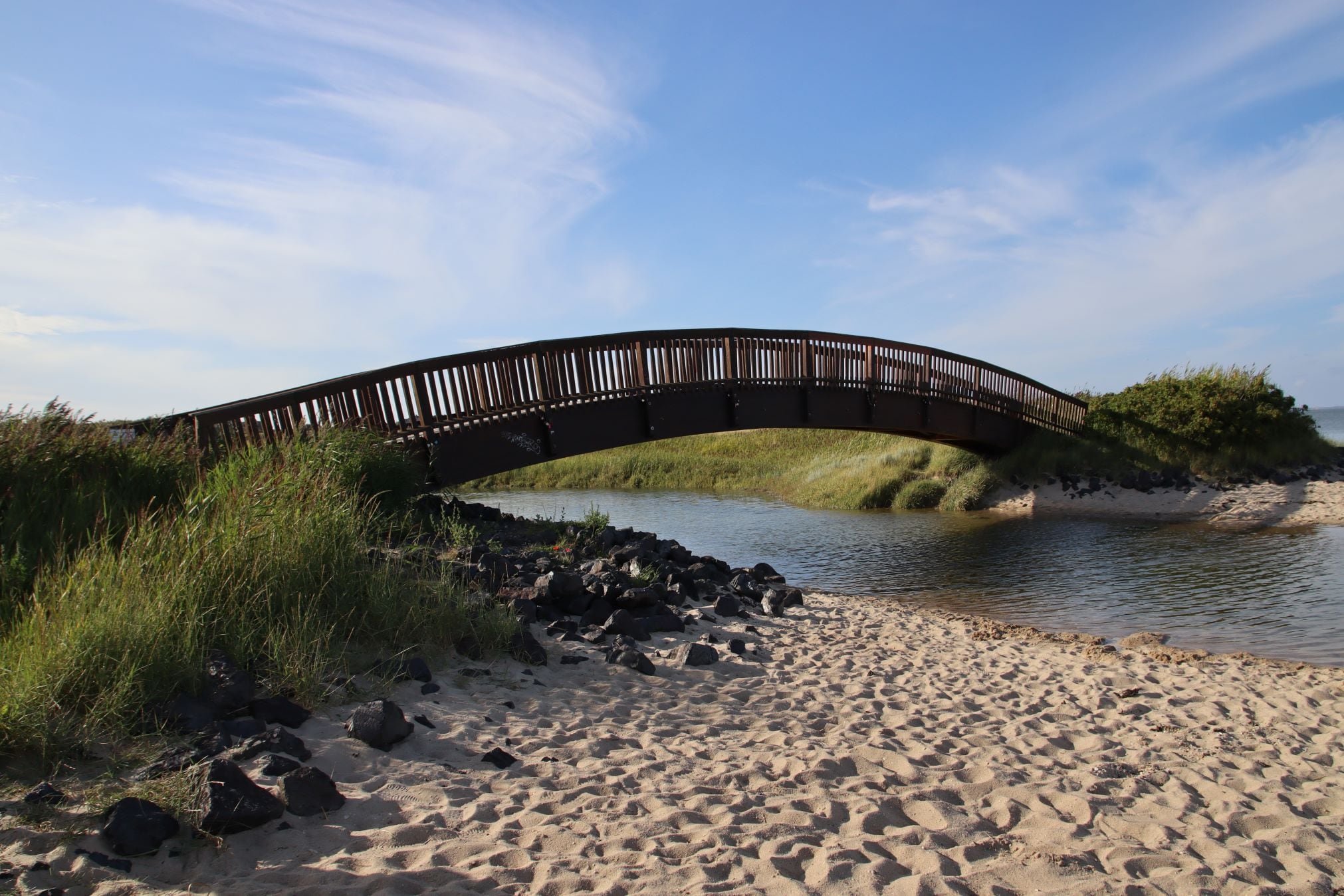 Kleine Holzbrücke über einen Priel in den Salzwiesen bei Munkmarsch